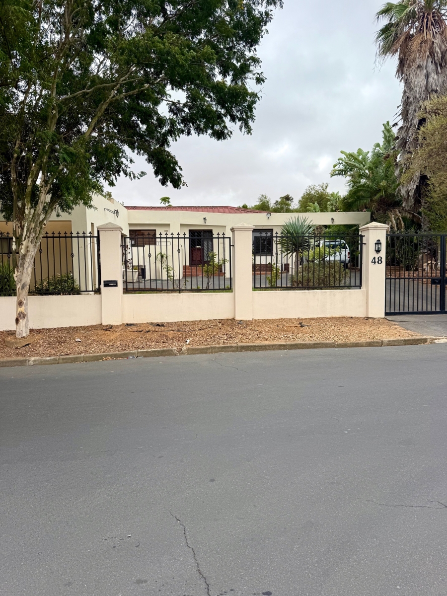 4 Bedroom Property for Sale in Bergzicht Western Cape